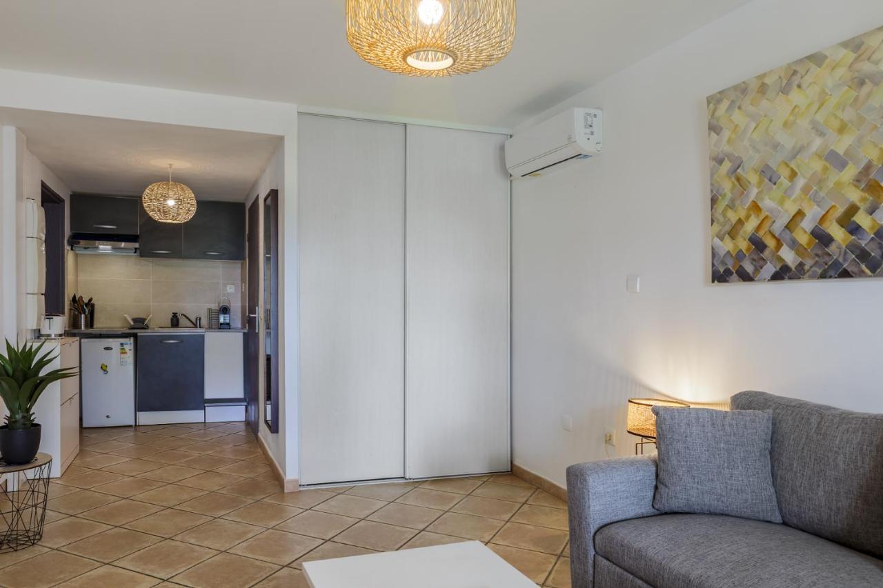 Le Saint-Gilles - Studio A St-Gilles-Les-Bains - Situe Dans Residence Privee Avec Piscine Exterior photo